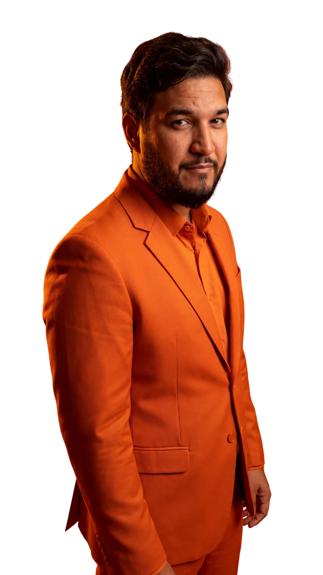 Homem representando a rede de parceiros FiveCred, com traje laranja